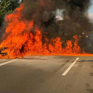 Der Wagen brannte vollständig aus. Dichter Rauch stieg über die Autobahn auf.