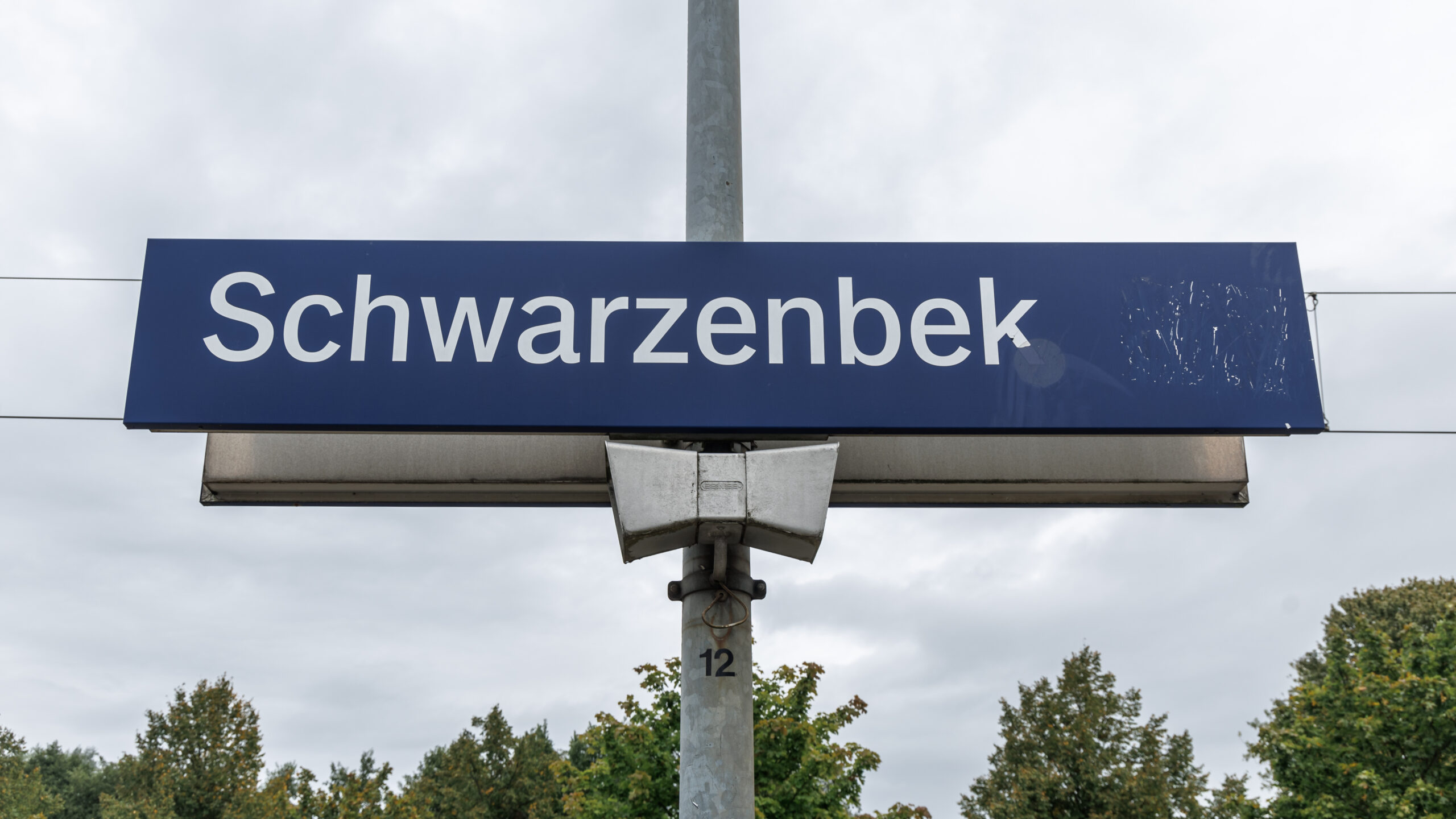Bahnhofsschild mit Aufschrift Schwarzenbek