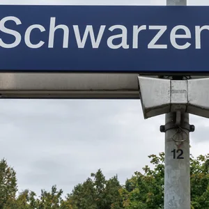 Bahnhofsschild mit Aufschrift Schwarzenbek