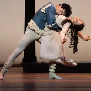 Zwei Tänzer in „Romeo und Julia“