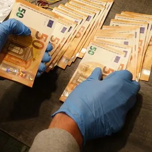 Autohändler liefert trotz Sanktionen Luxusautos nach Russland – Zollfahnder stellen mehrere Tausend Euro bei Razzia sicher