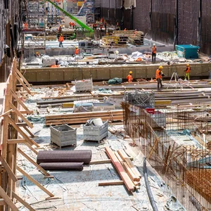 In der 18 Meter tiefen Baugrube werkeln die Arbeiter bereits am Rohbau der neuen U5-Haltestelle.
