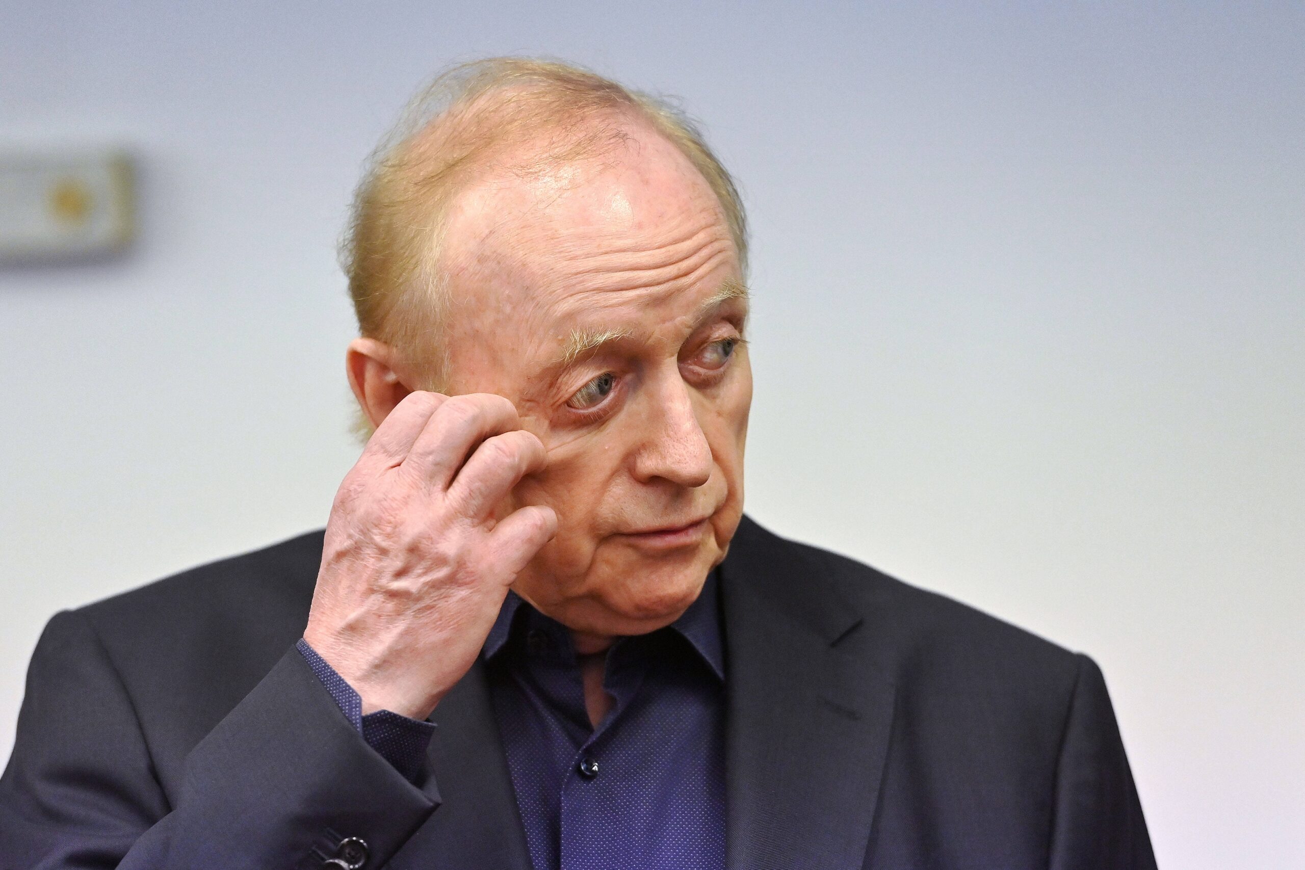 Alfons Schuhbeck wird bei einer Gerichtsverhandlung im Juli 2025 abgebildet. Mit der rechten Hand fährt er sich durchs Gesicht.