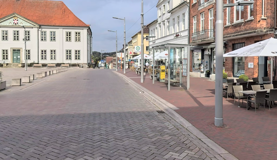 Syrerin von Senioren an Bushaltestelle in Ratzeburg beleidigt und gesclagen – Zeugen gesucht