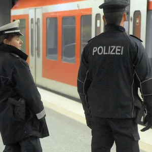 Mann pnkelt in Tunnel am Bahnhof Harburg-Rathaus und löst damit Streckensperrung aus