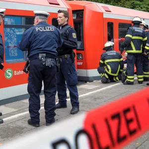 Mann fällt am Bahnhof Berliner Tor ins Gleisbett – direkt vor einfahrende S-Bahn