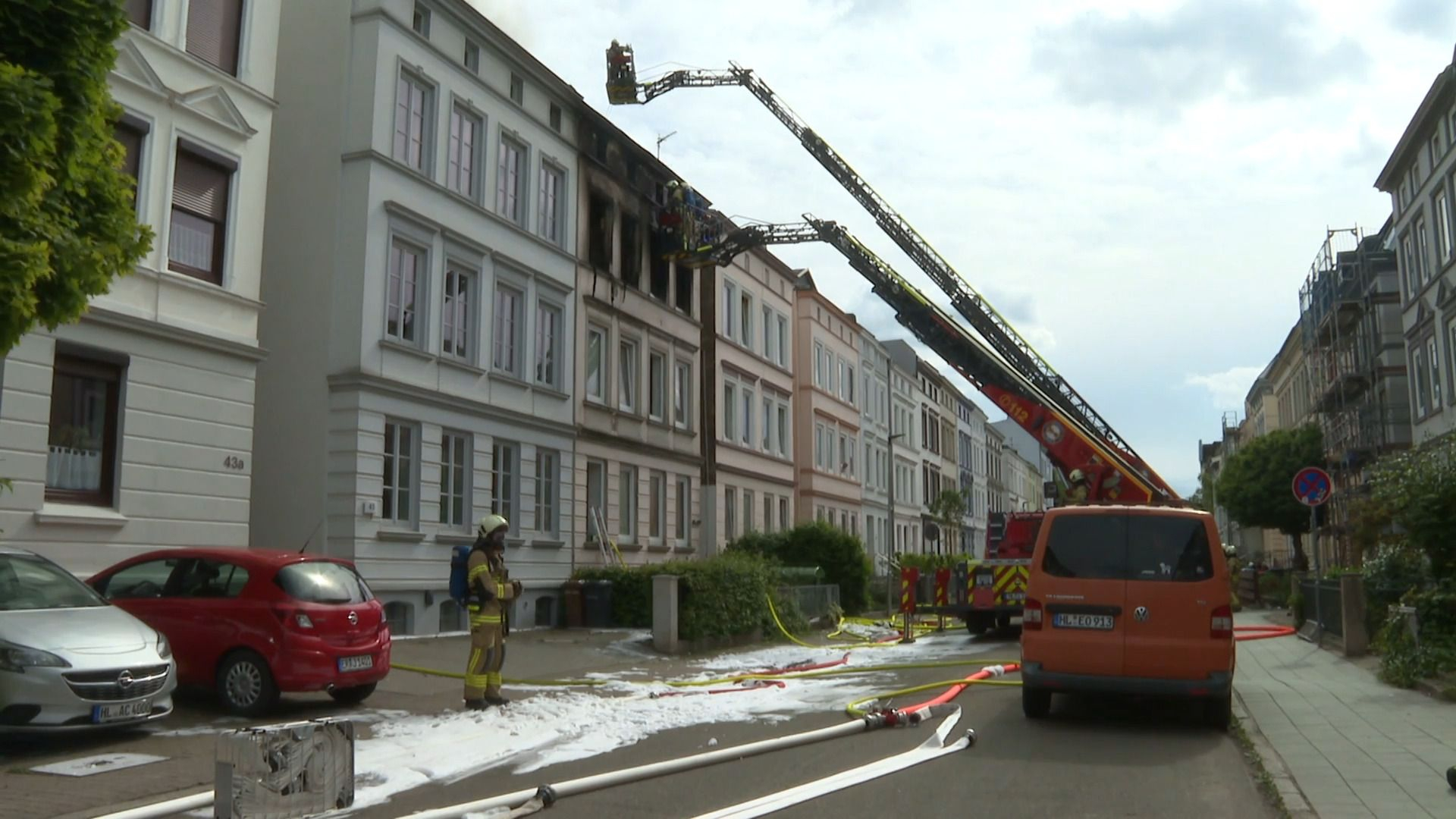 Mehrfamilienhaus in Lübeck, die Fenster im Obergeschoss sind durch den Brand schwarz