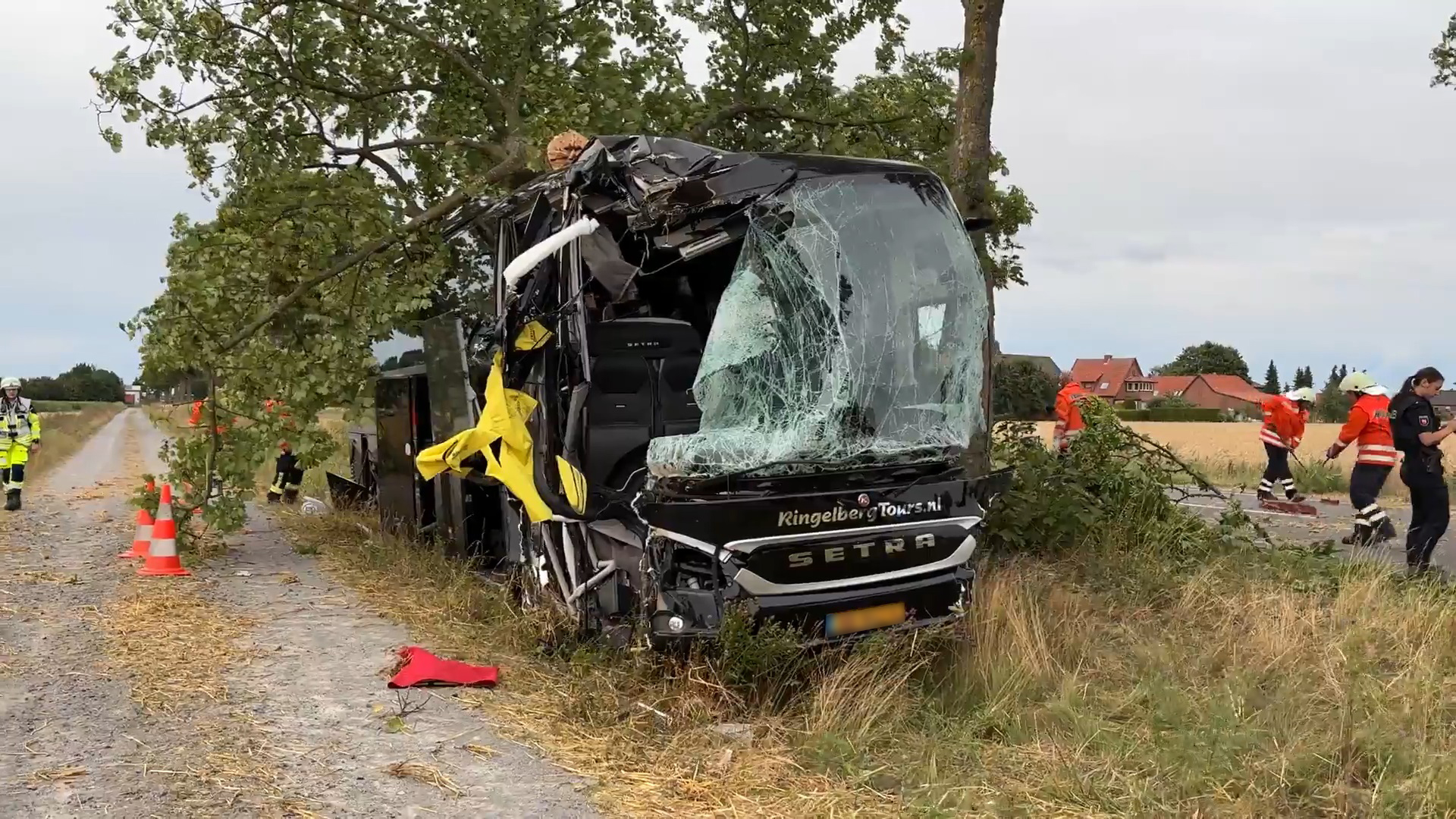 Bei einem Unfall mit einem Reisebus auf der B4 im niedersächsischen Landkreis Gifhorn sind einige Fahrgäste verletzt worden.
