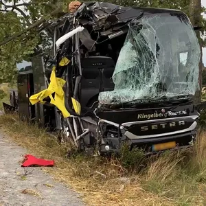 Bei einem Unfall mit einem Reisebus auf der B4 im niedersächsischen Landkreis Gifhorn sind einige Fahrgäste verletzt worden.