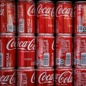Coca-Cola-Dosen in einem Laden in Maryland (USA).