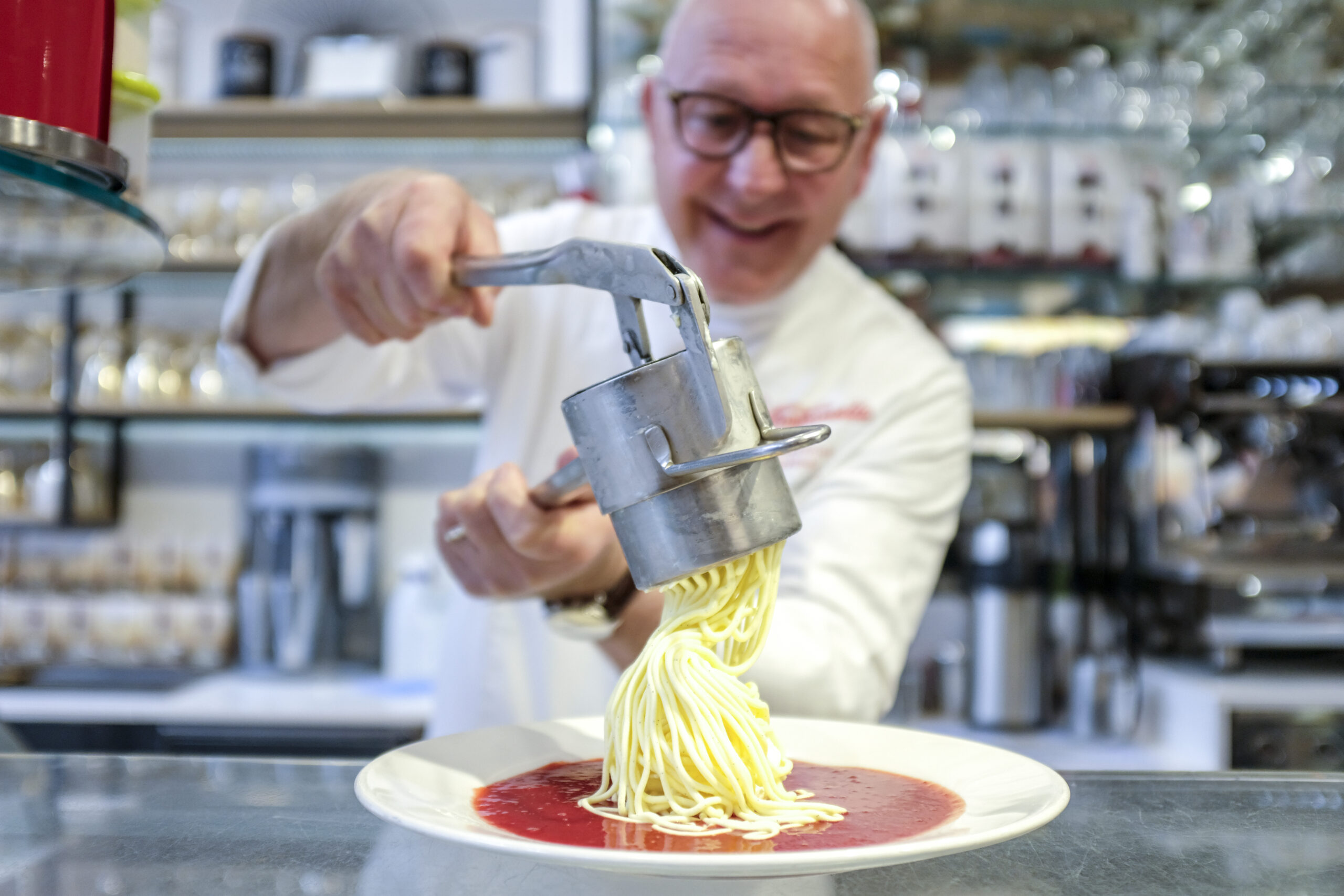 Eismann macht Spaghetti-Eis