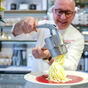 Eismann macht Spaghetti-Eis