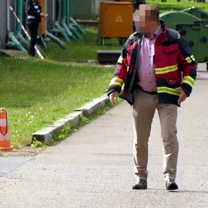 Der Bereich um den Fundort des verdächtigen Gegenstands in Bad Segeberg ist abgesperrt.