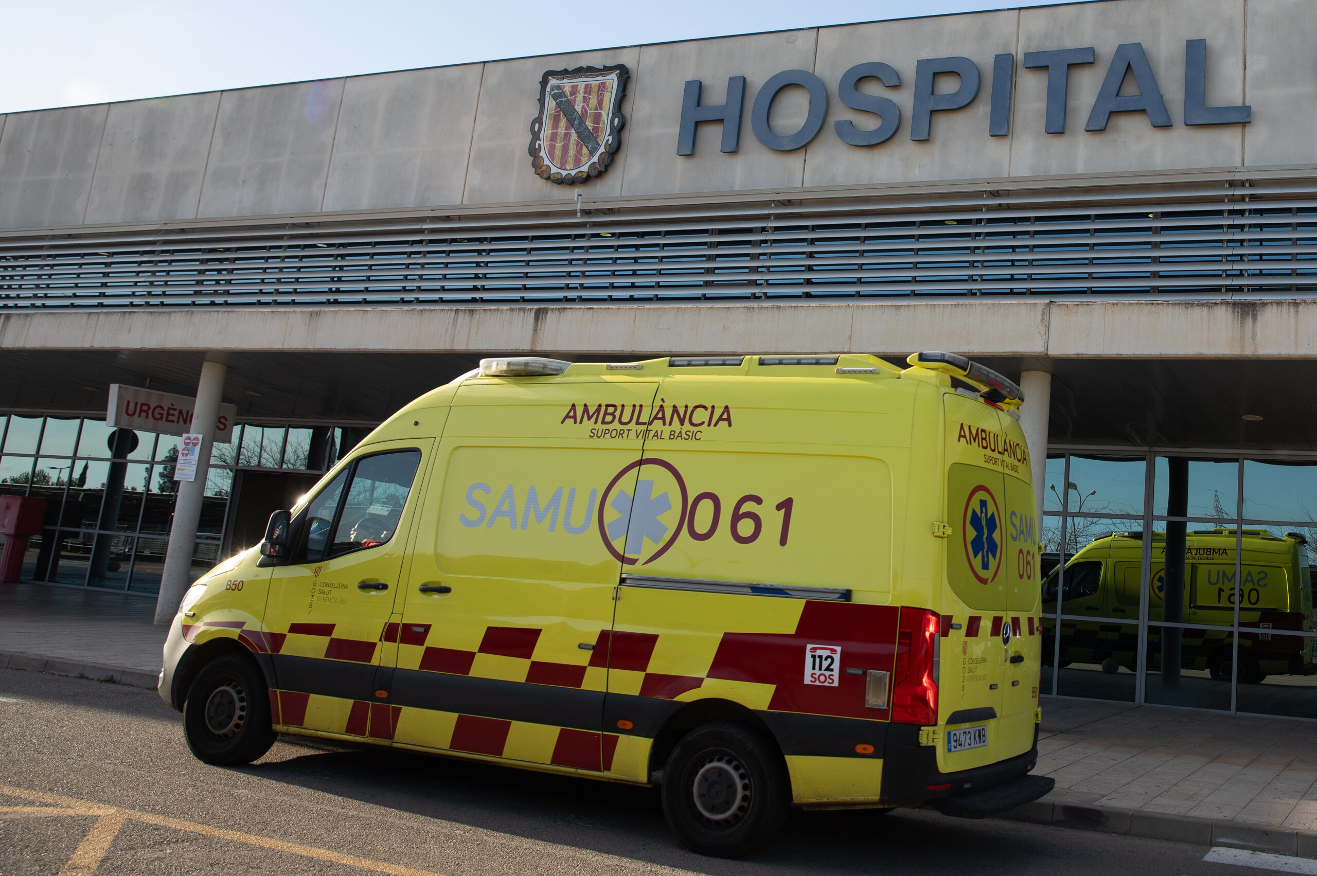 Ein Krankenwagen hält vor einem Krankenhaus auf Mallorca. (Archivbild)