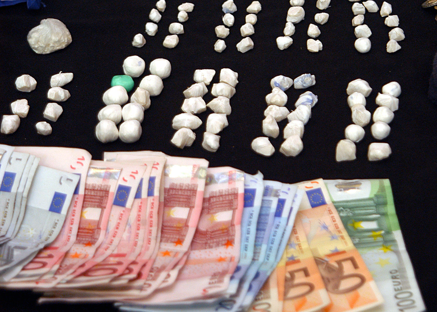 Drogenfahnder nehmen Dealer in Wintehude fest – in seiner Wohnung wurden neben zwei Waffen und Bargeld etwa 4,5 Kilo Kokain sichergestellt