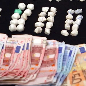 Drogenfahnder nehmen Dealer in Wintehude fest – in seiner Wohnung wurden neben zwei Waffen und Bargeld etwa 4,5 Kilo Kokain sichergestellt