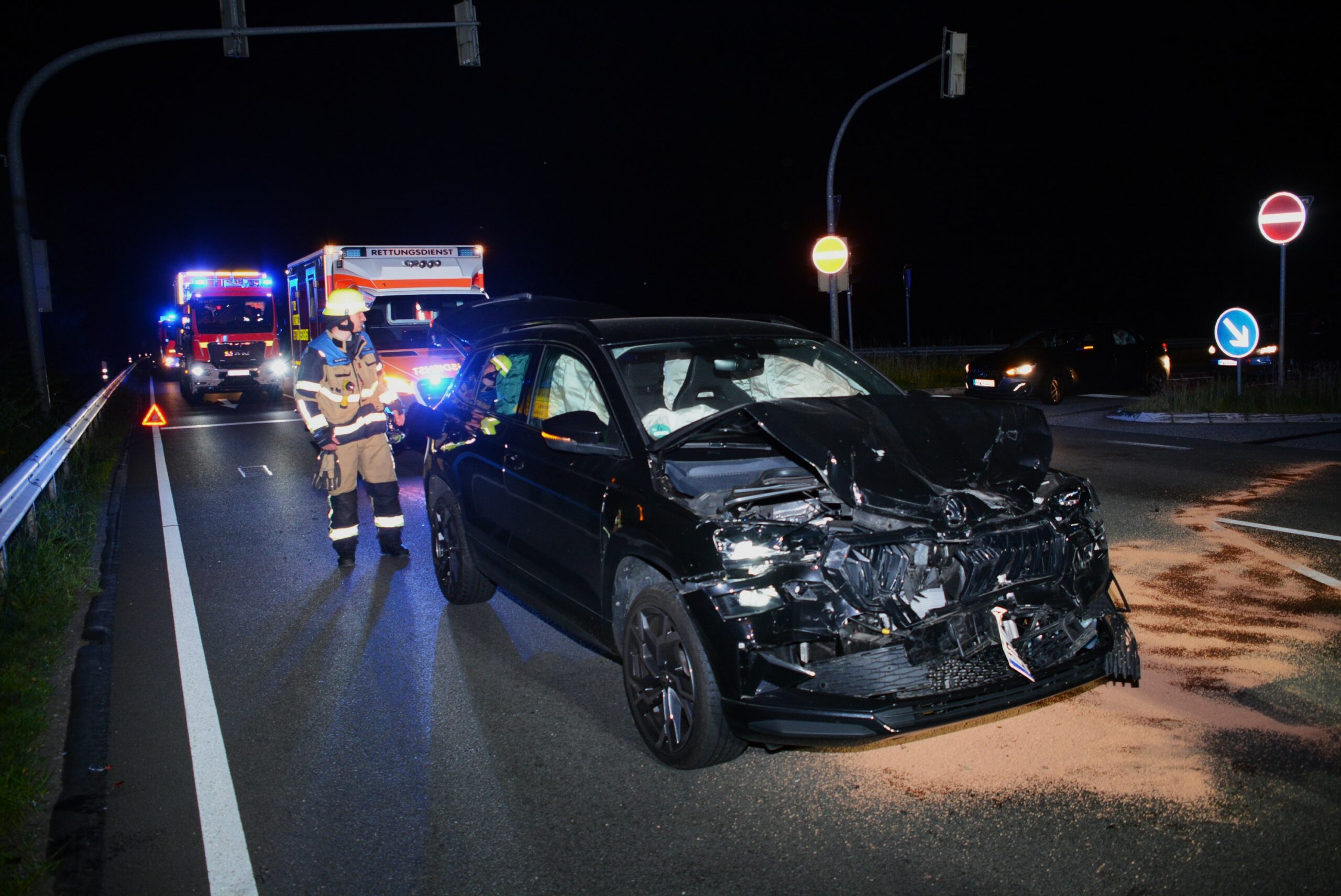 Bei dem Unfall wurde der schwarze Skoda stark beschädigt.