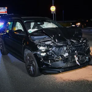 Bei dem Unfall wurde der schwarze Skoda stark beschädigt.