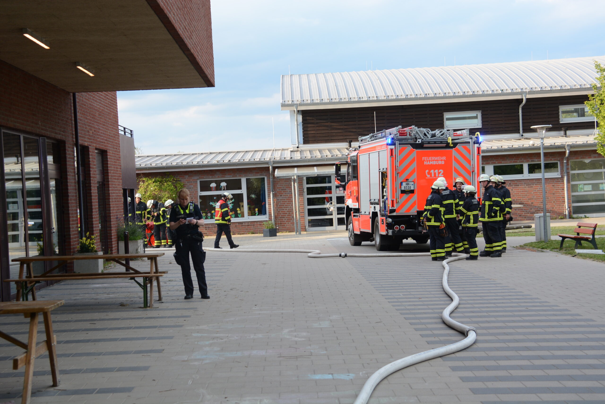 Einsatzkräfte auf dem Gelände der „Schule Zollenspieker“ in Hamburg-Kirchwerder.