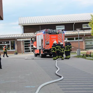 Einsatzkräfte auf dem Gelände der „Schule Zollenspieker“ in Hamburg-Kirchwerder.