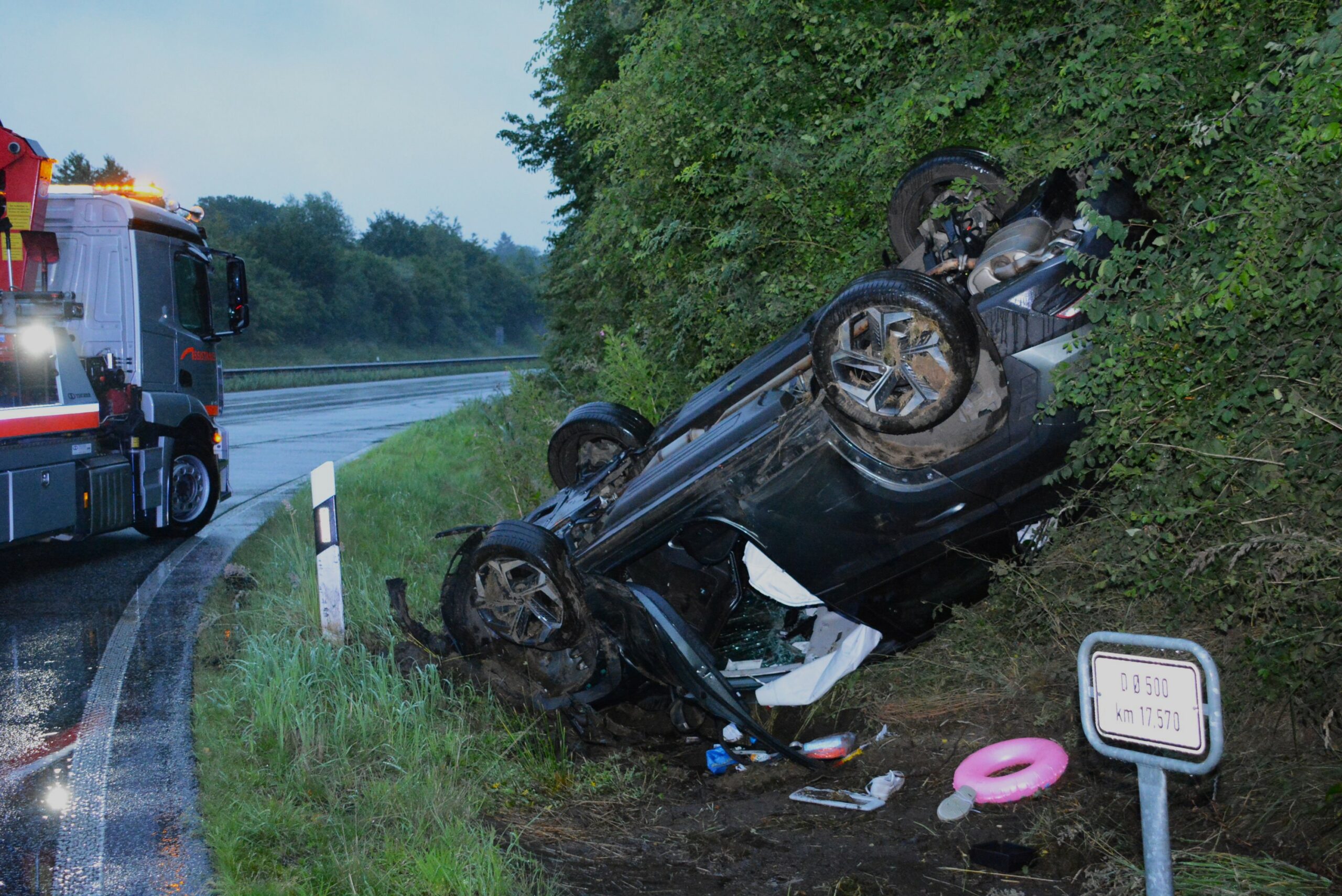 Das Auto lag kopfüber im Grünstreifen.