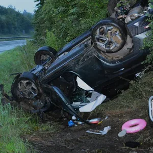 Das Auto lag kopfüber im Grünstreifen.
