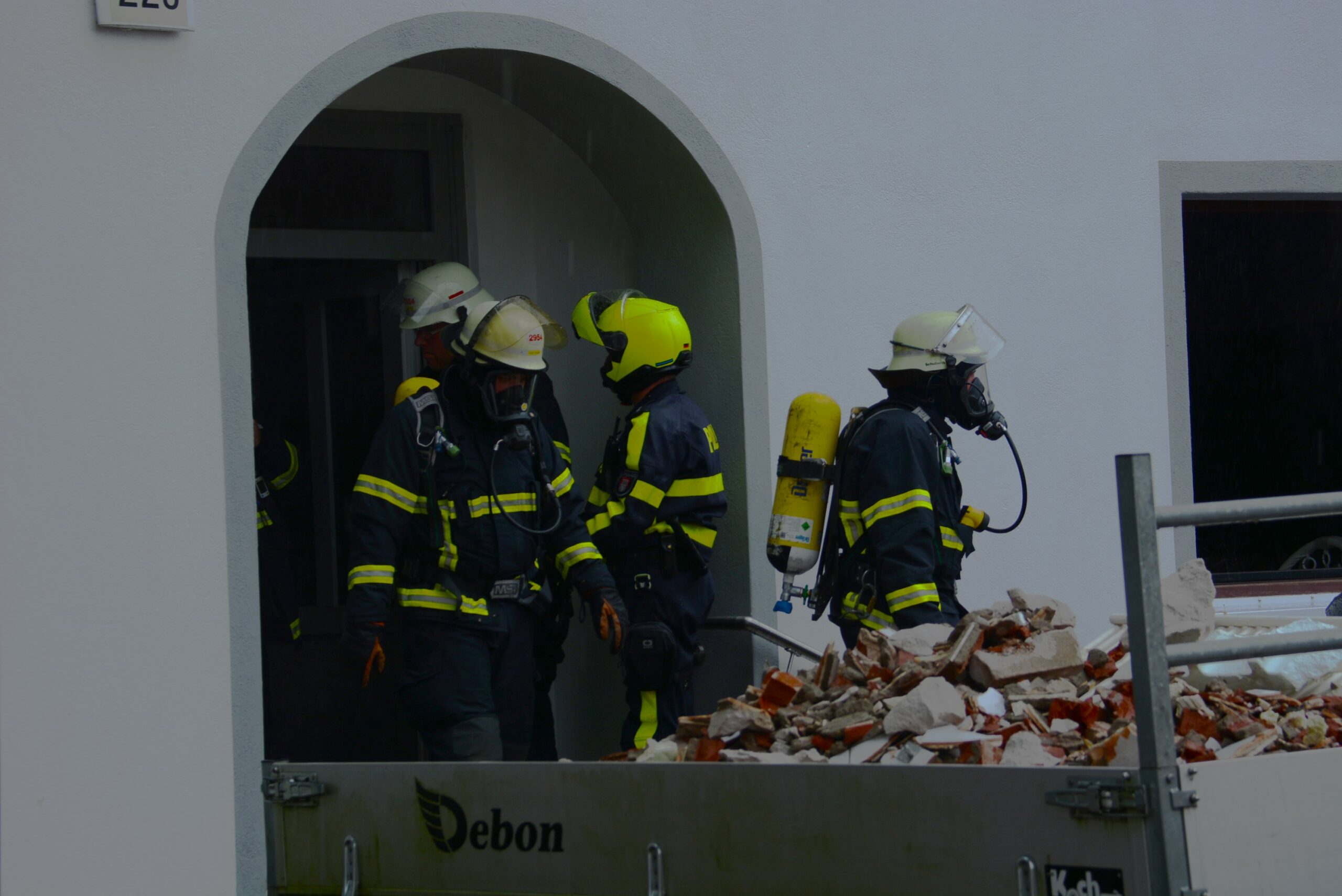 Feuerwehrleute mit Gasmasken