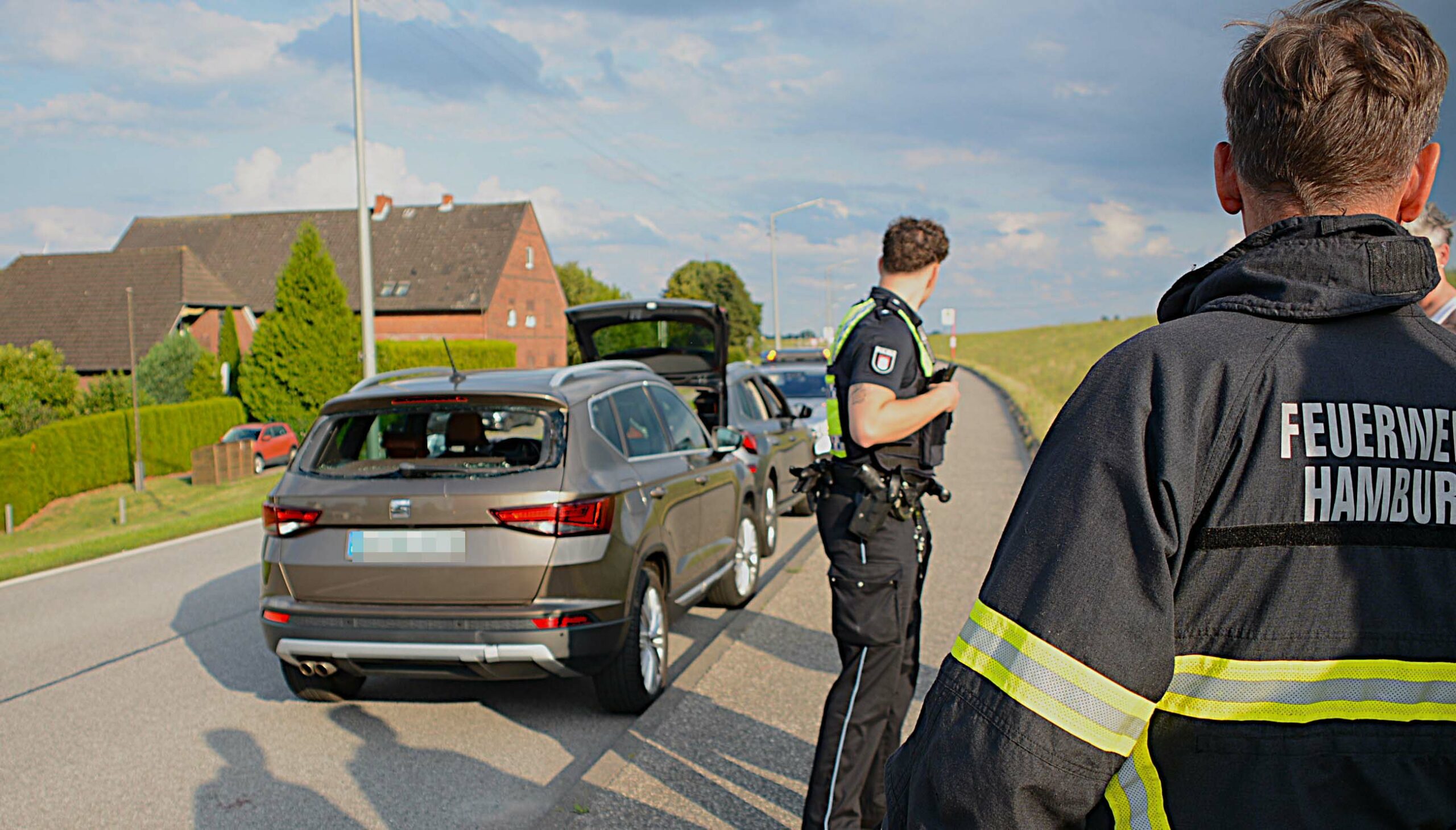 Rennradfahrer kracht am Elbdeich in parkendes Auto und verletzt sich schwer