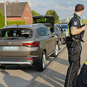 Rennradfahrer kracht am Elbdeich in parkendes Auto und verletzt sich schwer