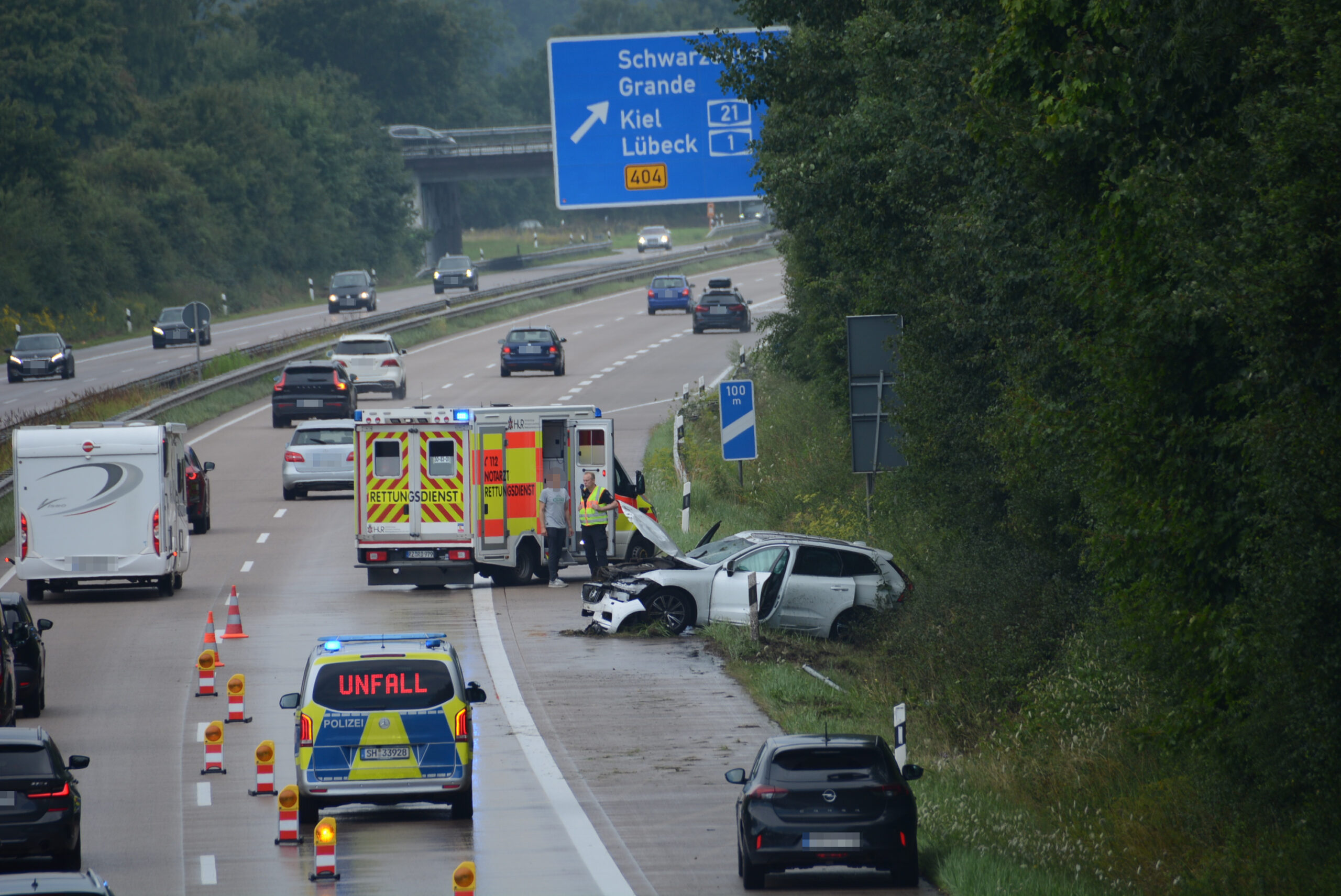 Das Wrack des Volvo steht am Fahrbahnrand. Die 36-jährige Fahrerin kam mit leichten Verletzungen ins Krankenhaus.