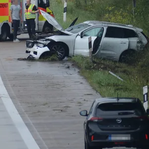 Das Wrack des Volvo steht am Fahrbahnrand. Die 36-jährige Fahrerin kam mit leichten Verletzungen ins Krankenhaus.