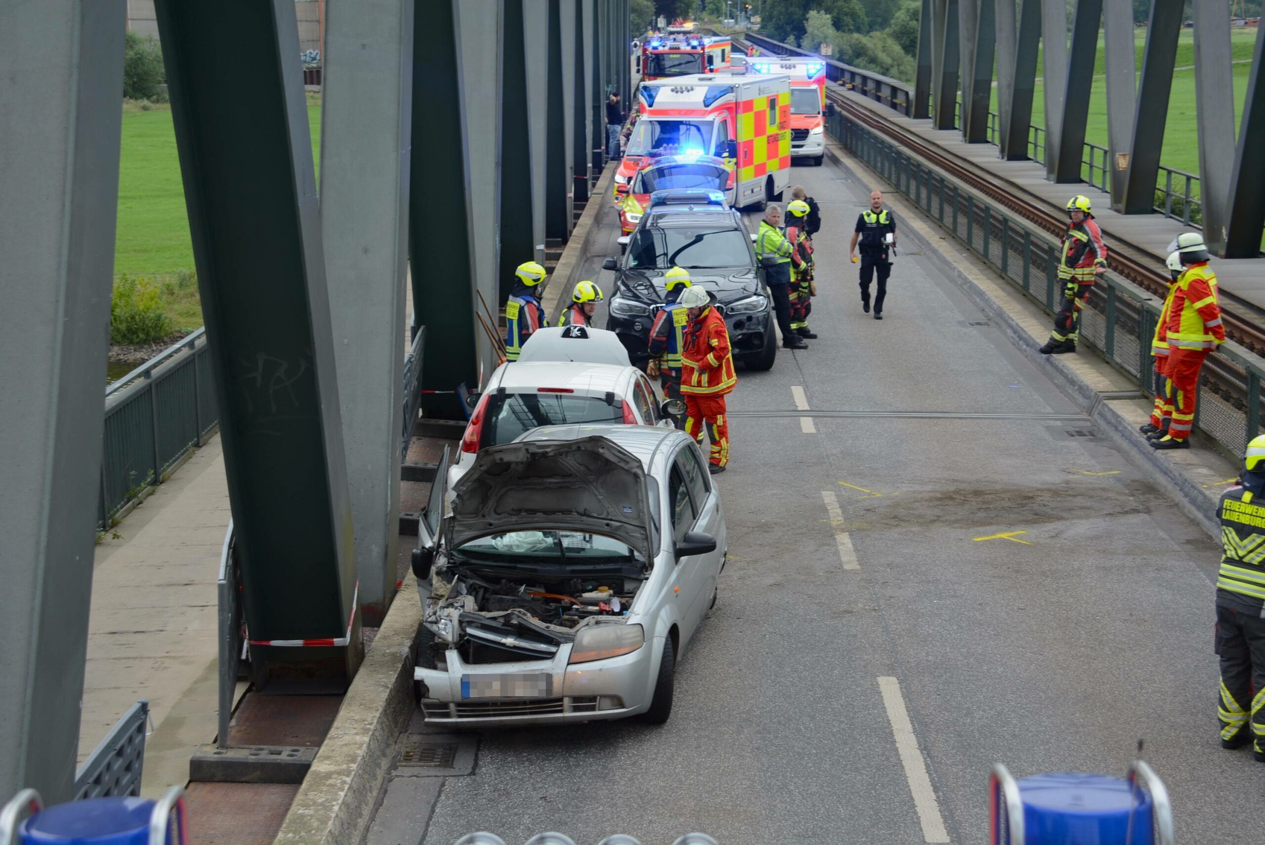 Einsatzkräfte auf der Elbbrücke in Lauenburg.