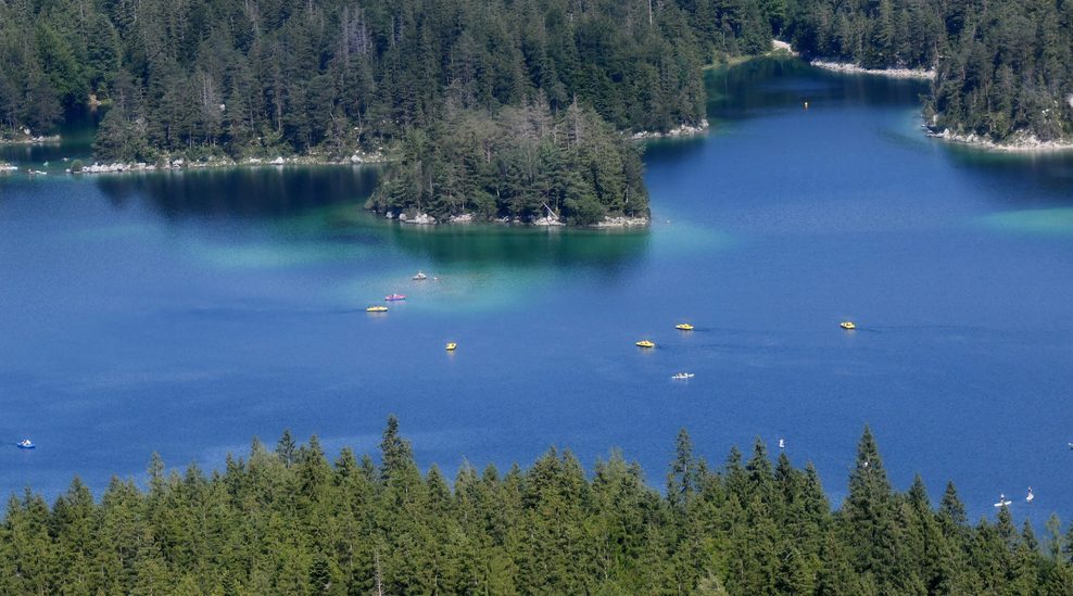 Boote auf dem Eibsee am Fuß der Zugspitze in Bayern (Archivbild).