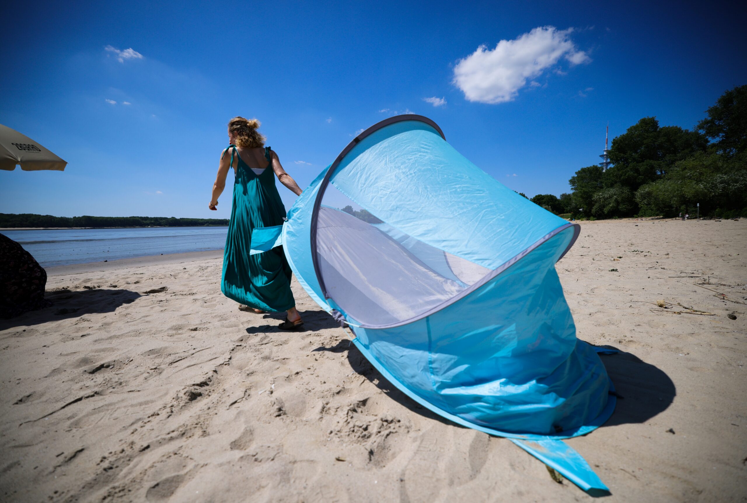 Eine Frau am Elbstrand (Symbolbild).