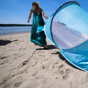 Eine Frau am Elbstrand (Symbolbild).