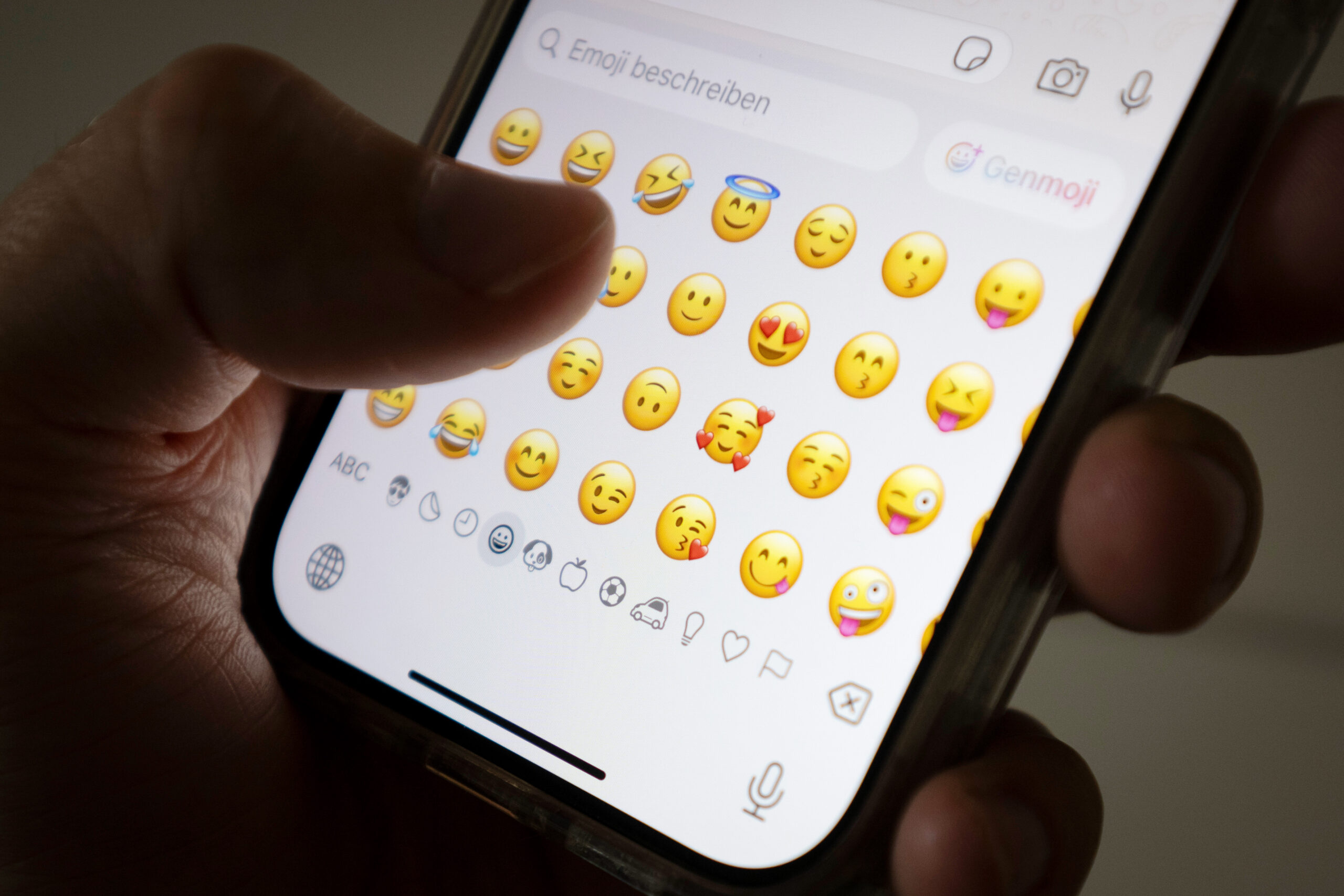 Fast jeder Deutsche benutzt Emojis beim Chatten.