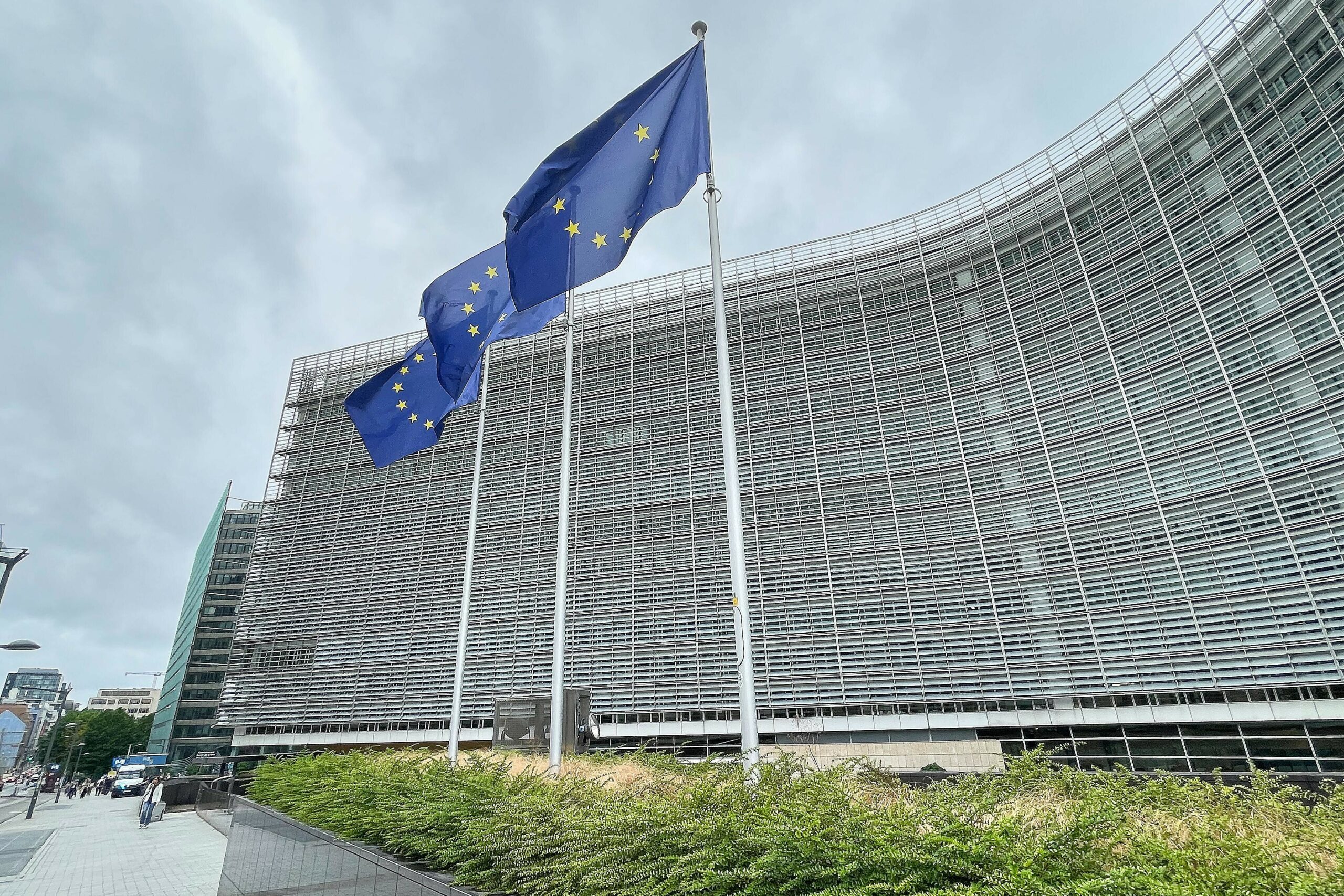 Hochhaus mit EU-Flaggen im Vordergrund