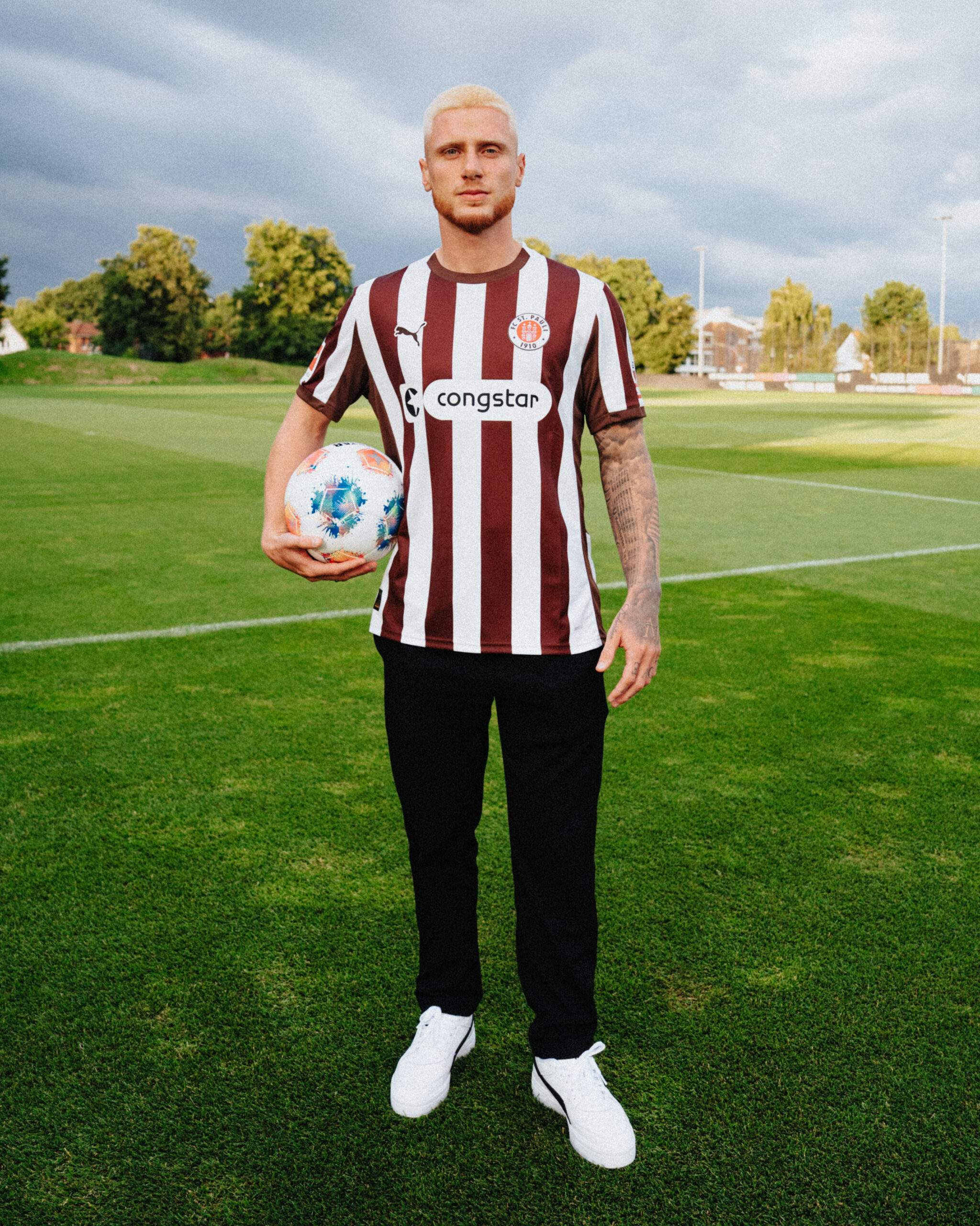 Louis Oppie mit St. Pauli.Trikot auf dem Trainingsplatz