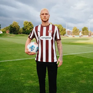 Louis Oppie mit St. Pauli.Trikot auf dem Trainingsplatz