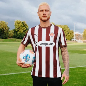Louis Oppie mit St. Pauli.Trikot auf dem Trainingsplatz