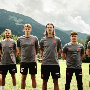 Der Mannschaftsrat des FC St. Pauli um Kapitän Jackson Irvine (Mitte) in der Saison 2024/25: Sascha Burchert und Philipp Treu (v.r.n.l) sind nicht mehr dabei.