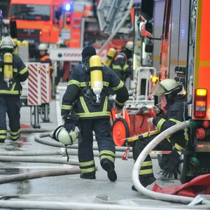 Dachwohnung in Lurup in Flammen – großeinsatz der Feuerwehr