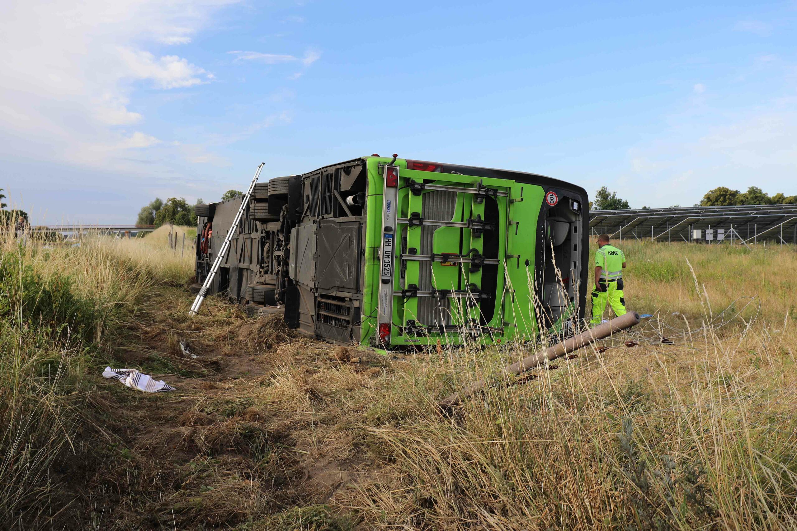 Der Flixbus kippte auf die Seite. Mehr als 20 Menschen wurden verletzt.