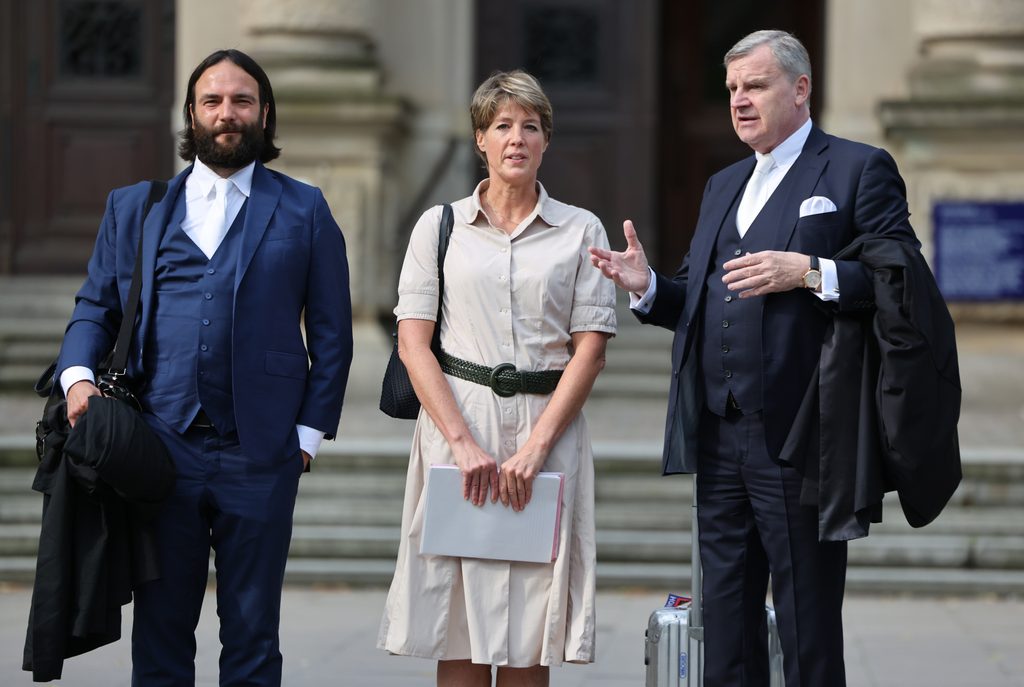 Christina Block mit ihren Anwälten