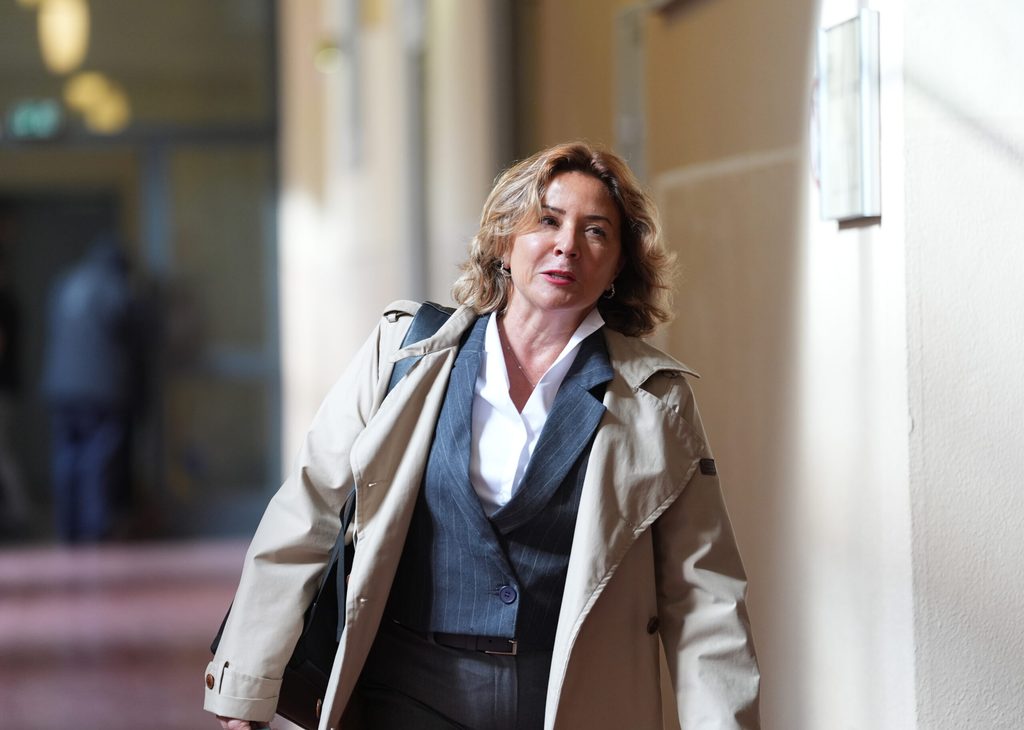 Gül Pinar auf dem Gerichtsflur