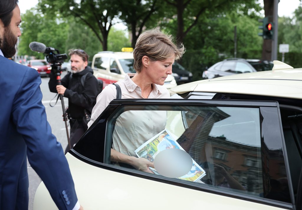 Christina Block steigt in ein Auto