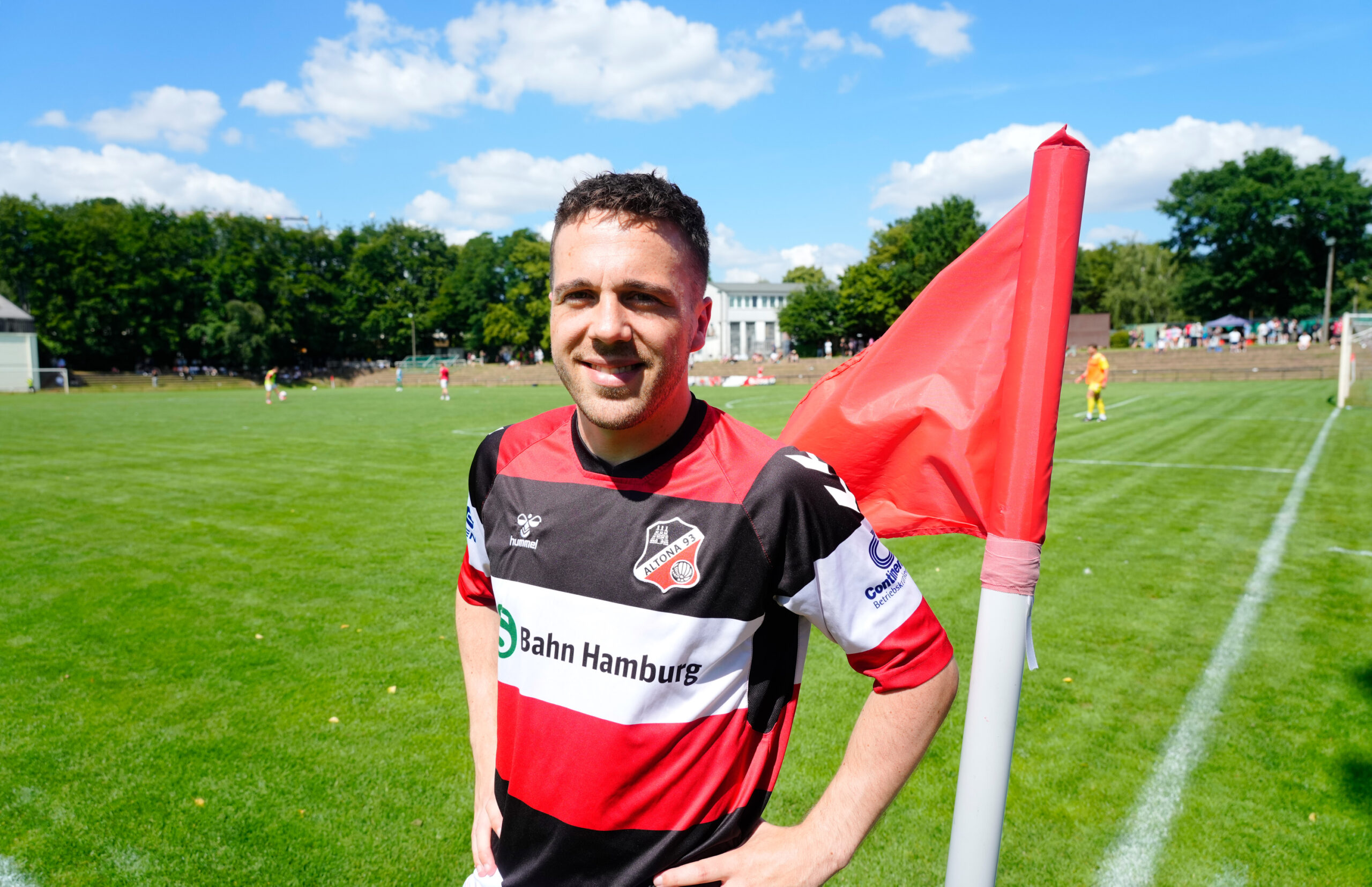 Marcell Sobotta posiert im Altona-Trikot neben einer Eckfahne.