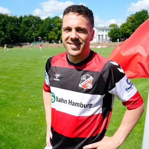 Marcell Sobotta posiert im Altona-Trikot neben einer Eckfahne.