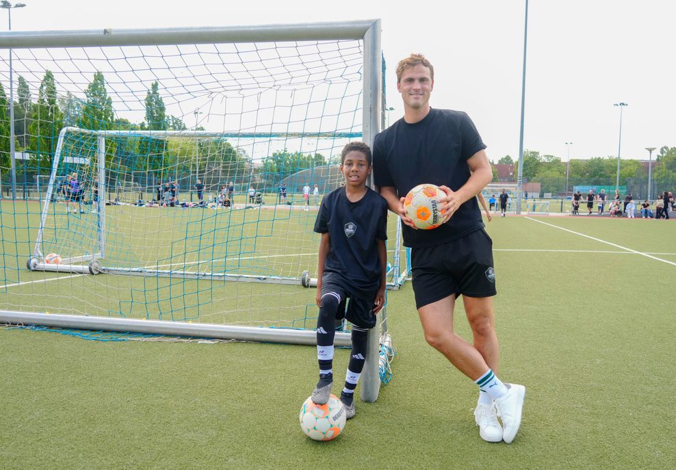 MOPO-Talent Jamal Strauß (l.) mit Skillers-Mitbegründer Gregor von Westphalen.