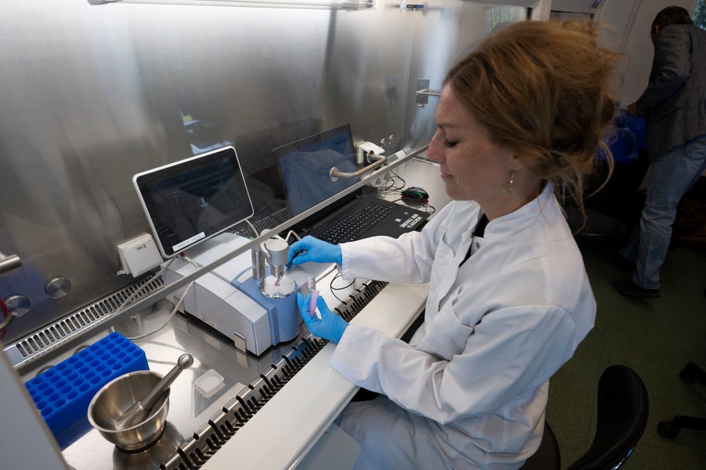 Anja Gummesson von der Unimedizin Rostock untersucht eine Probe auf ihren Wirkstoff.